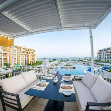 Premier On Seafront Apartment *