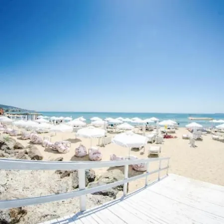 Premier On Seafront Apartment *